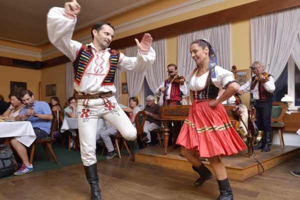 Cena con espect&aacute;culo folcl&oacute;rico y barra libre