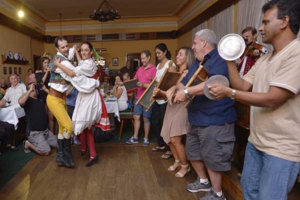 Cena con espect&aacute;culo folcl&oacute;rico y barra libre