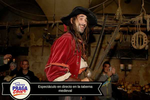 Cena y espect&aacute;culo medieval en Praga
