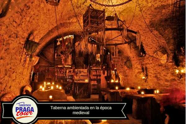 Cena y espect&aacute;culo medieval en Praga