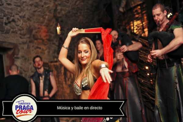Cena y espect&aacute;culo medieval en Praga