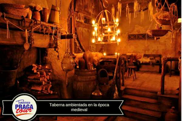 Cena y espect&aacute;culo medieval en Praga