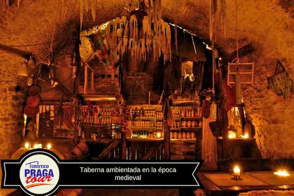 Cena y espect&aacute;culo medieval en Praga
