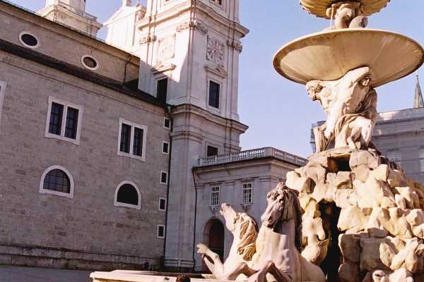 Sightseeing Tour with Palace Hellbrunn