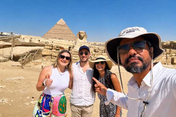 Short layover tour to Giza pyramids and Sphinx