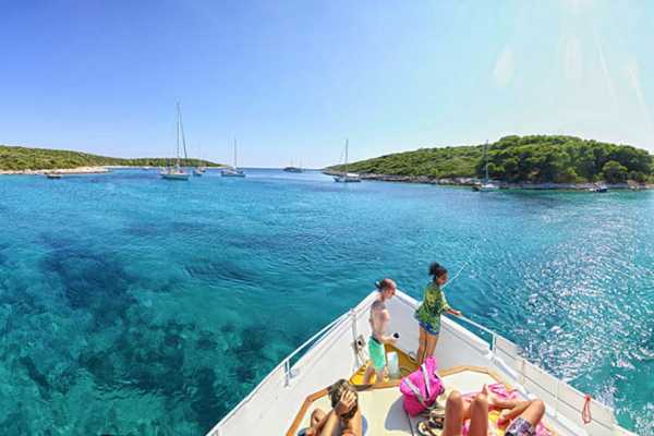 Boat excursion Pakleni islands / Joan