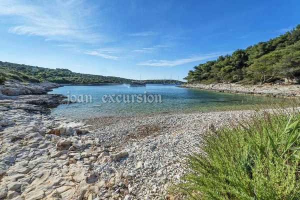 Boat excursion Pakleni islands / Joan