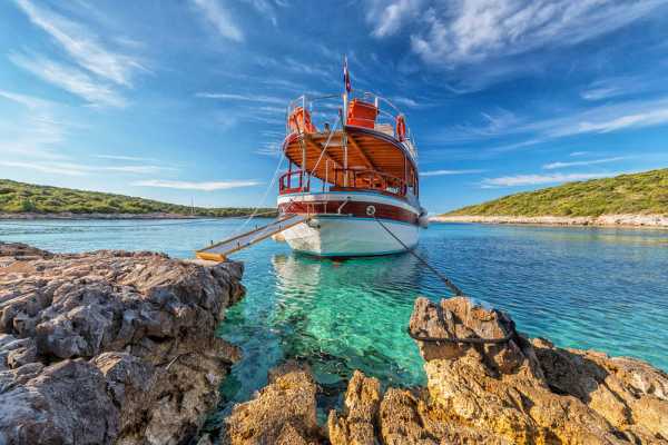 Boat excursion Pakleni islands / Joan