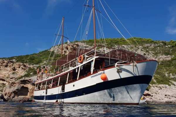 Vis and Blue cave tour - Boat Vagabundo