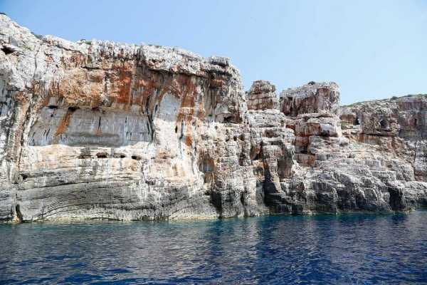 Vis and Blue cave tour - Boat Vagabundo