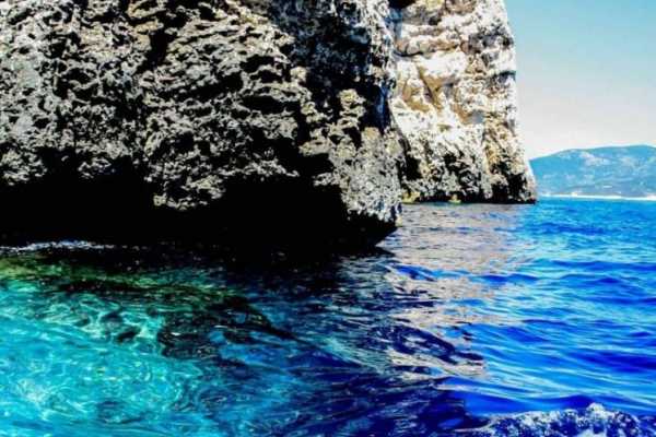 Vis and Blue cave tour - Boat Vagabundo