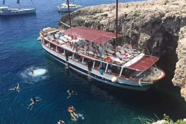Vis and Blue cave tour - Boat Vagabundo