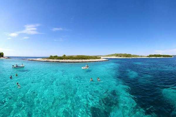 Vis and Blue cave tour - Boat Vagabundo