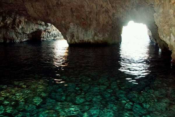 Vis and Blue cave tour - Boat Vagabundo