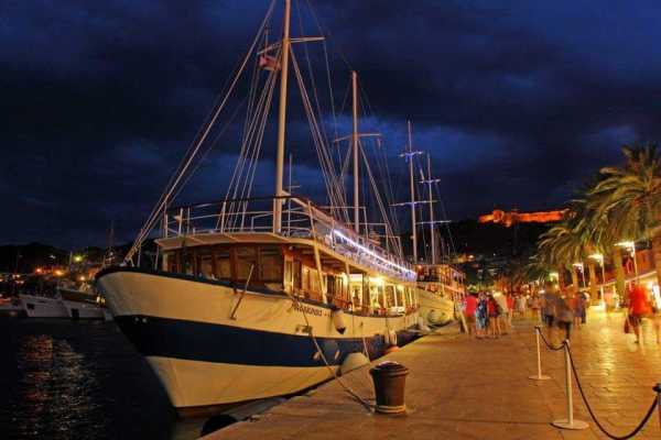 Vis and Blue cave tour - Boat Vagabundo