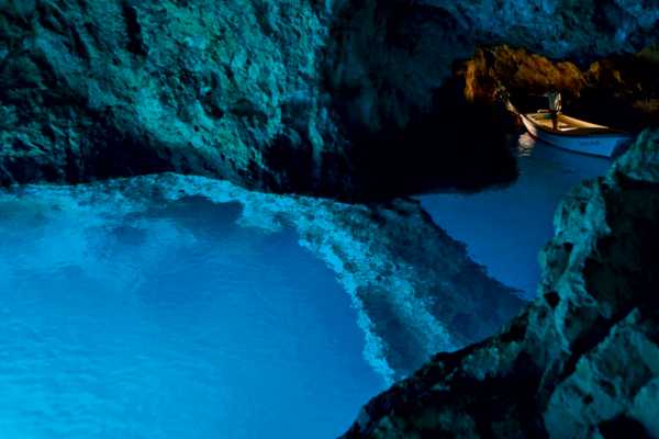 Vis and Blue cave tour - Boat Vagabundo