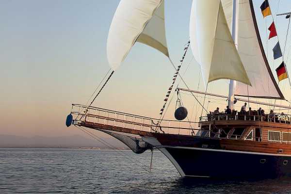 Pirates Premier Sailing Boat Trip In Hurghada