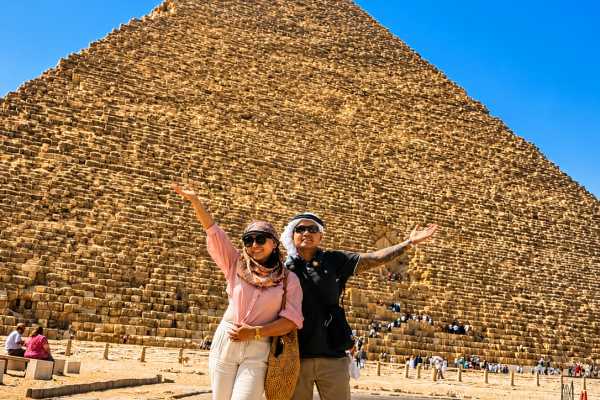 Private Guided Day Trip to Giza Pyramids and Khan El Khaili Market from Cairo