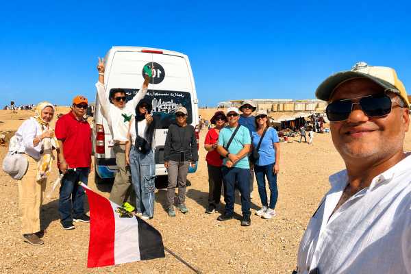 Private Guided Day Trip to Giza Pyramids and Khan El Khaili Market from Cairo