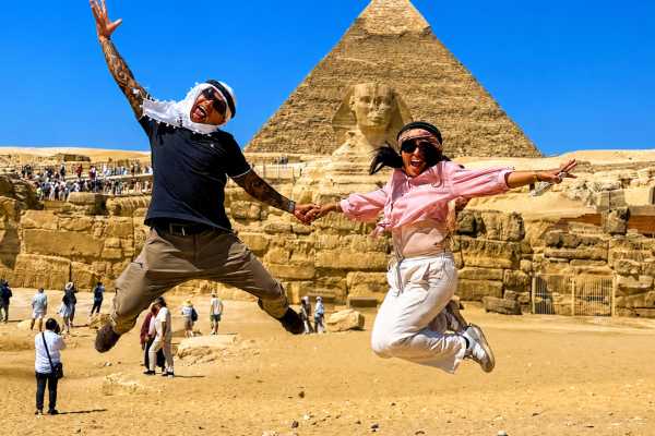 Private Guided Day Trip to Giza Pyramids and Khan El Khaili Market from Cairo