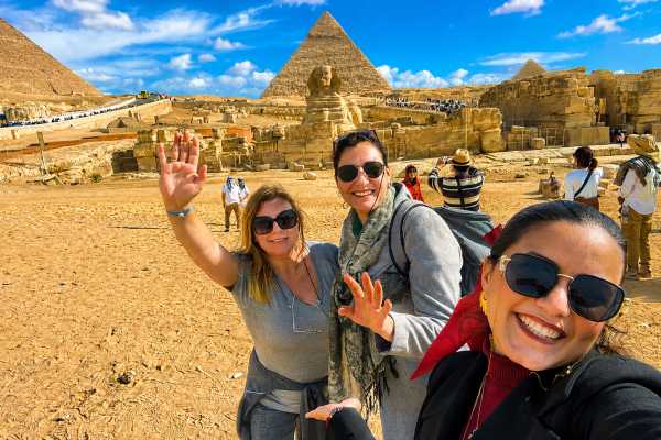 Private Guided Day Trip to Giza Pyramids and Khan El Khaili Market from Cairo