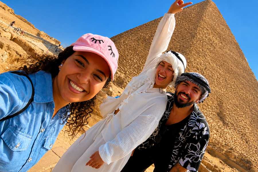 Let`s Explore Egypt Private Guided Day Tour to the Giza Pyramids Alabaster Mosque and Khan El khaili Bazaar in Cairo