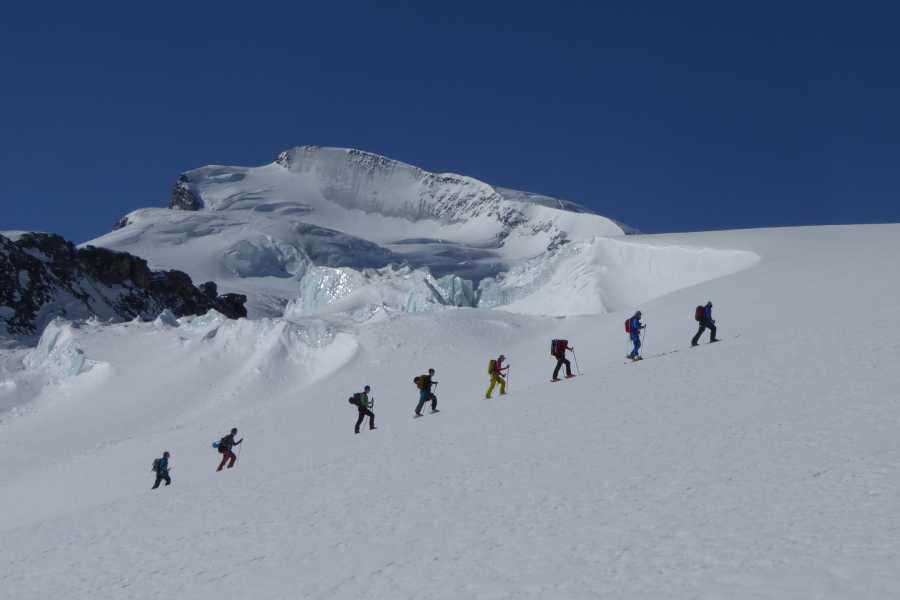 Saas-Fee Guides Skitour Strahlhorn 4190m ab Britanniah&uuml;tte