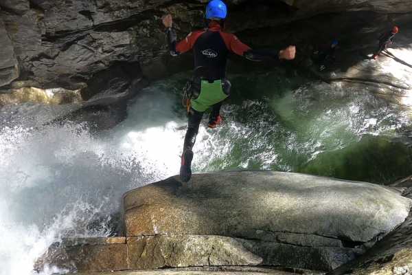 Iragna Plus - Half-day intermediate canyoning