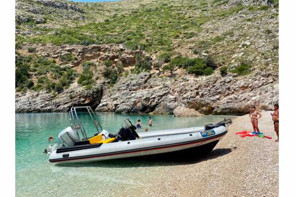 Rent Speedboat Lomac Beluga 24 + Skipper