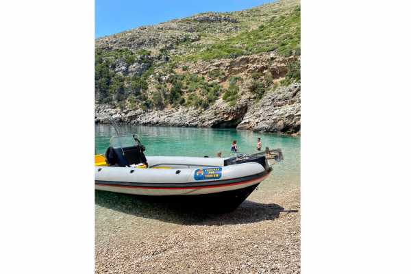 Rent Speedboat Lomac Beluga 24 + Skipper