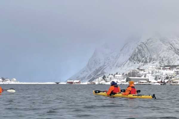 Lofoten | Winter kayaking in Reinefjorden
