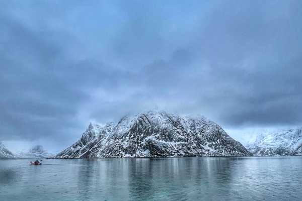 Lofoten | Winter kayaking in Reinefjorden
