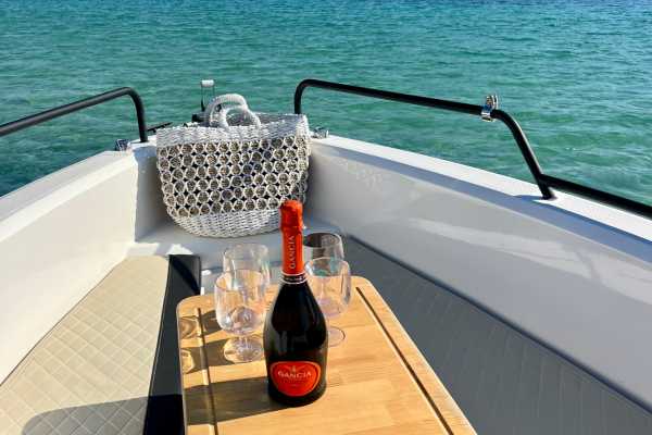 Blue Lagoon Cruise with captain, COMPASS 7s speedboat