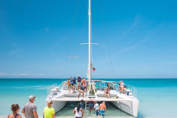 CADES REEF SAIL & SNORKEL TOUR IN ANTIGUA