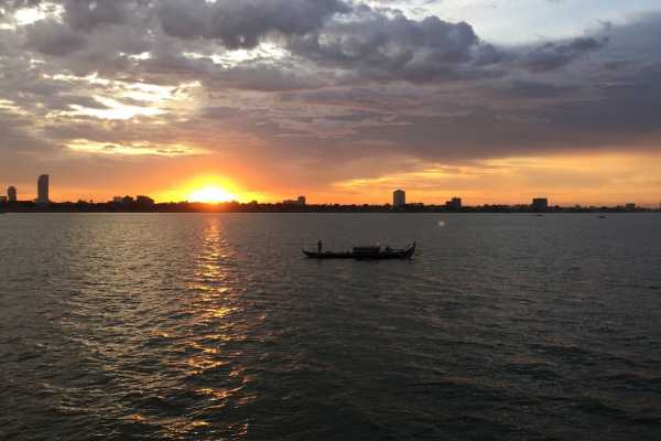 Sunset and Dinner Cruises w/Live Music, 5pm & 6pm; Free Pickup Available
