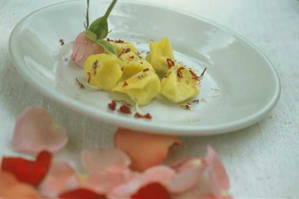 Stars, herbs and more: a journey into the heart of Romagna to discover the tradition of aromatic herbs and the modernity of the cuisine that does not waste.