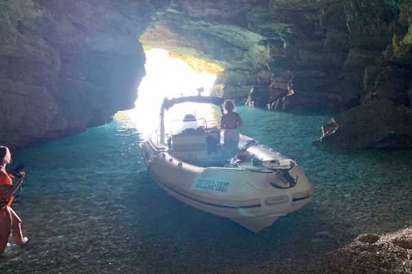 Private 6 H Boat to Dafina Bay & Bear's Bay