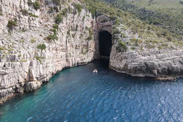 Private 6 H Boat to Dafina Bay & Bear's Bay