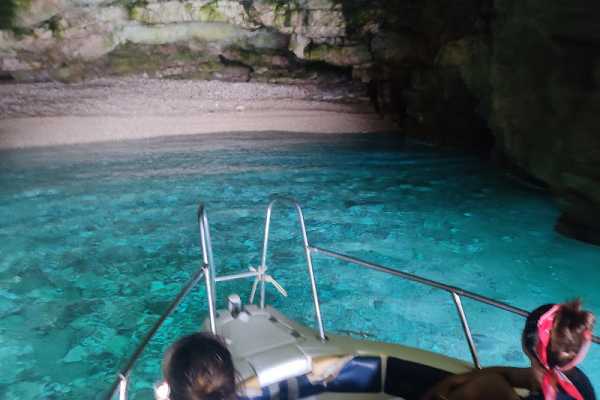 Private 6 H Boat to Dafina Bay & Bear's Bay