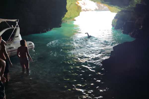 Private 6 H Boat to Dafina Bay & Bear's Bay