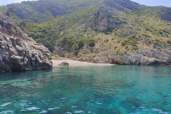Private 6 H Boat to Dafina Bay & Bear's Bay