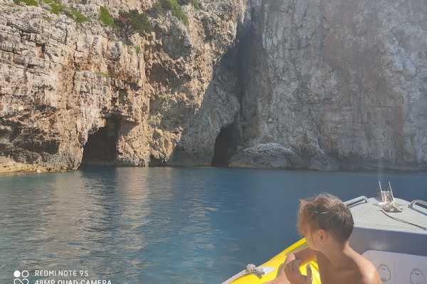 Private 6 H Boat to Dafina Bay & Bear's Bay