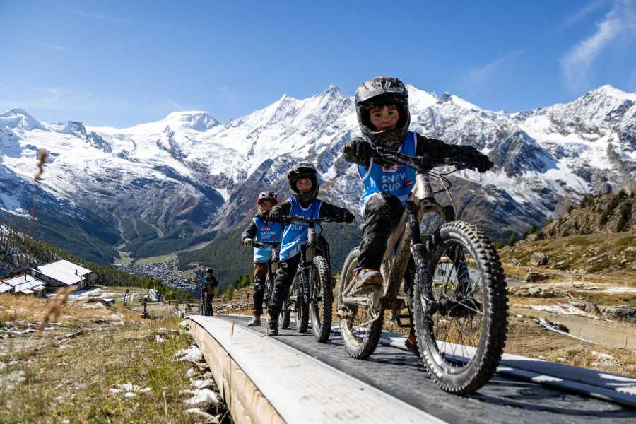 Saas-Fee Guides G&auml;mschi bar and lounge