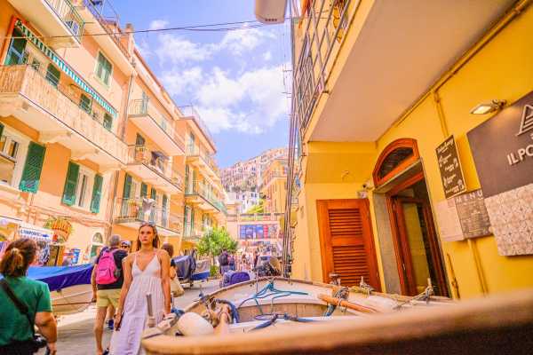 Cinque Terre tour - full day trip: Embrace the Sea Breeze