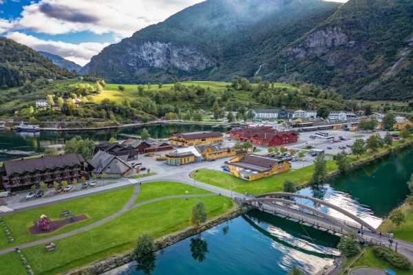 Fl&aring;m Private Stegastein Viewpoint & N&aelig;r&oslash;y Valley