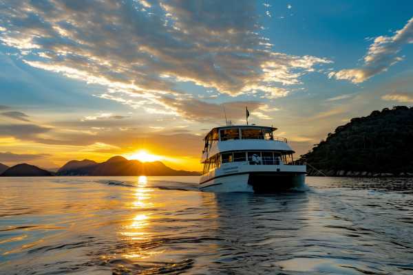 CATAMARAN CRUISE IN BUZIOS + ISLANDS + SNORKEL TOUR