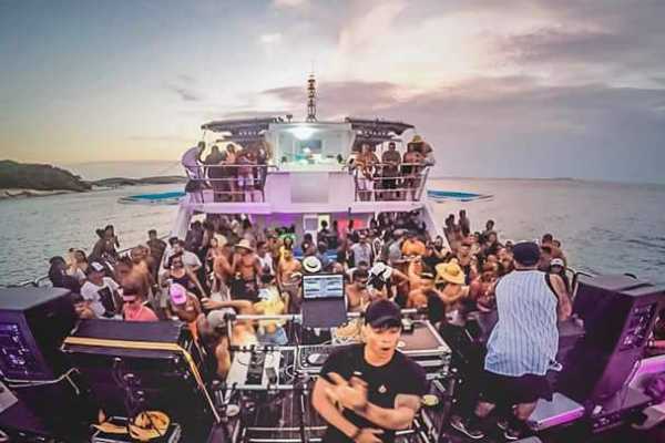 CATAMARAN CRUISE IN BUZIOS + ISLANDS + SNORKEL TOUR