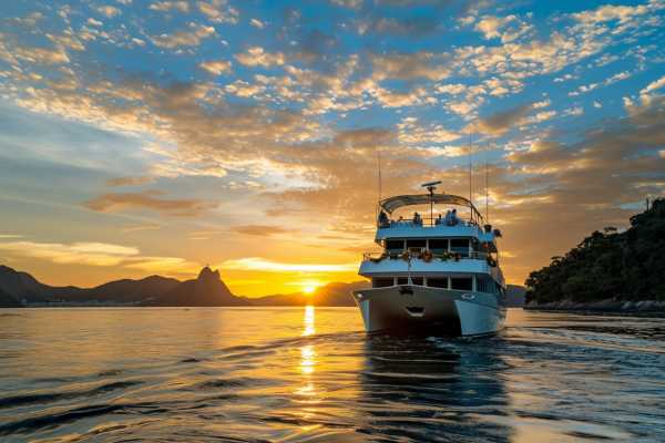 CATAMARAN CRUISE IN BUZIOS + ISLANDS + SNORKEL TOUR