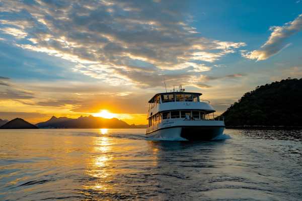 CATAMARAN CRUISE IN BUZIOS + ISLANDS + SNORKEL TOUR