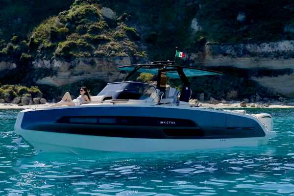 Blue Lagoon Cruise, INVICTUS GT280s Yacht